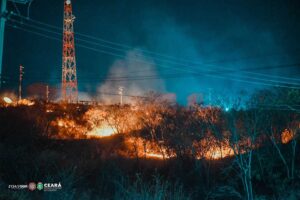 Read more about the article Bombeiros Militares debelam incêndio em vegetação no Morro do Cabrito em Ipueiras