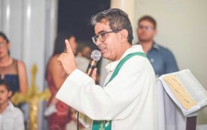 Read more about the article Padre Denilson anuncia saída  da Paróquia de Ipueiras