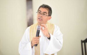 Read more about the article Padre Denilson celebra sua última missa como pároco de Ipueiras