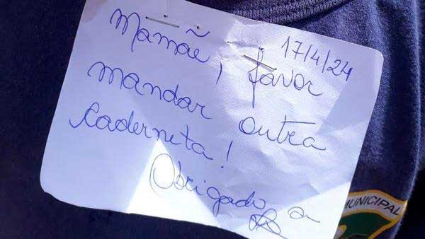 Read more about the article Professora grampeia bilhete na camisa de aluno de 5 anos e mãe se revolta: ‘Indignação’