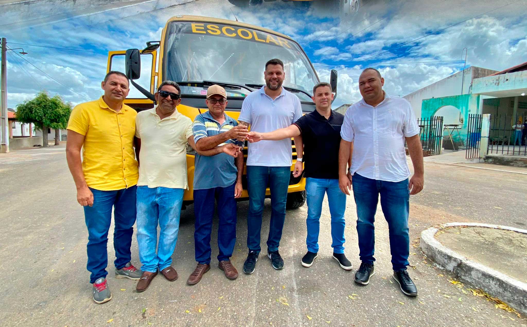 Read more about the article Tamboril-CE: Distrito de Curtatis ganha novo ônibus escolar