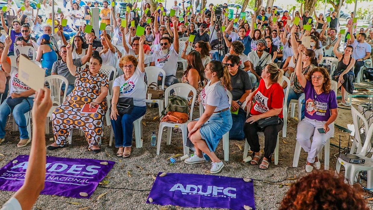 Read more about the article Professores das universidades  federais do Ceará  decidem encerrar a greve