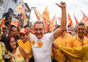 Read more about the article Nenem do Cazuza realiza ato na feira de Ipueiras e promete colocar marchantes no novo galpão