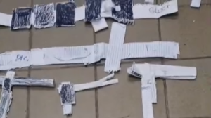 Read more about the article MP vai à escola após estudantes fazerem armas de papelão em alusão a facções