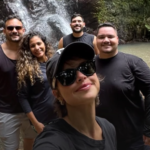 Atriz Agatha Moreira visita a bica do Arraial em Ipueiras com familiares