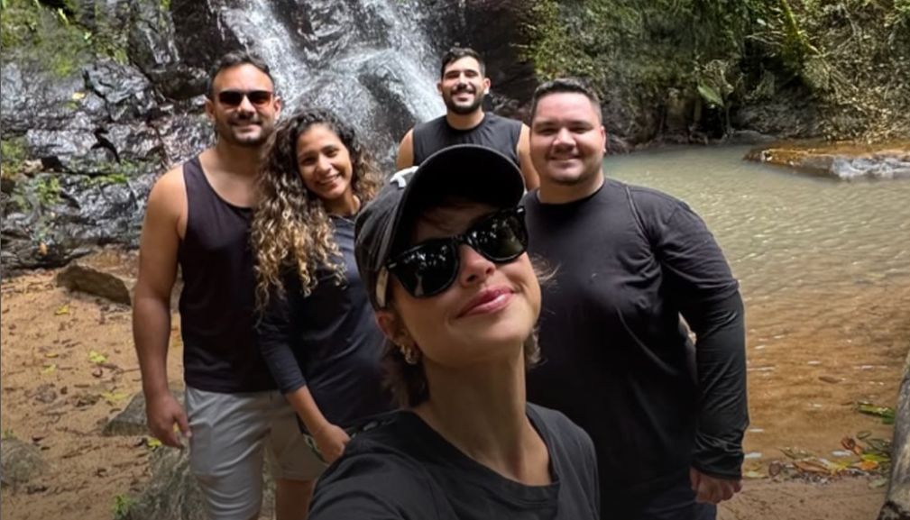Atriz Agatha Moreira visita a bica do Arraial em Ipueiras com familiares