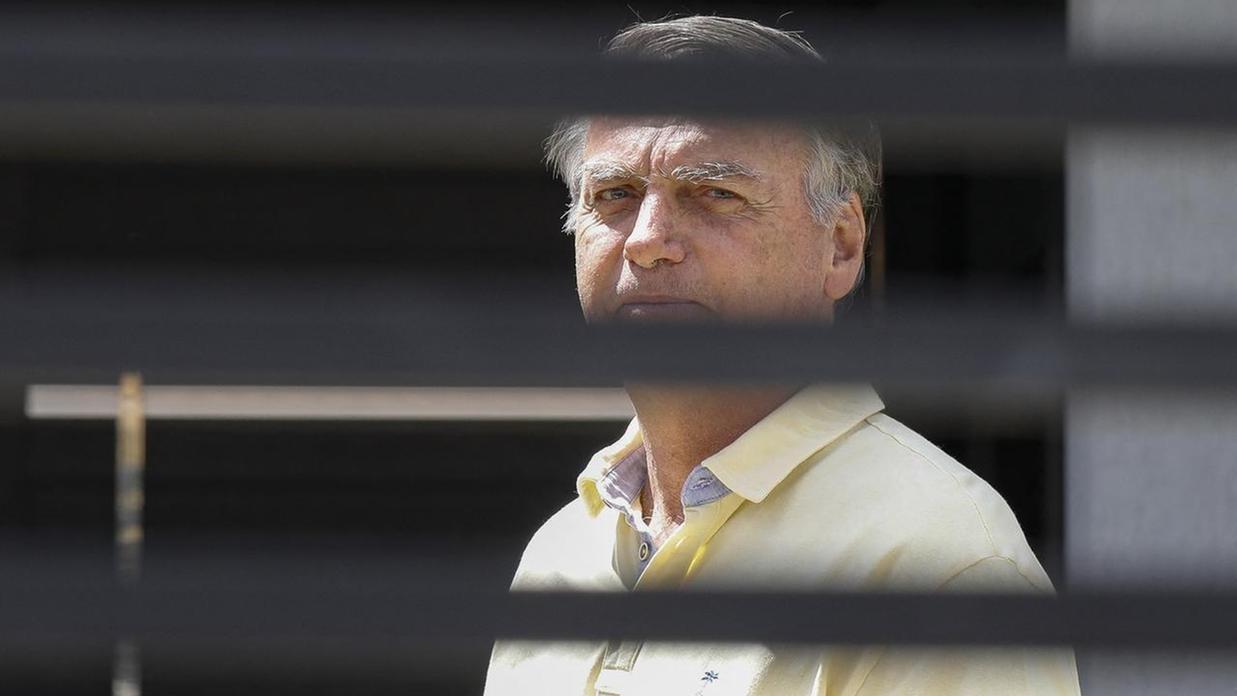 Durante crise, Bolsonaro cai e tem  traumatismo leve após bater cabeça  em móvel da prisão