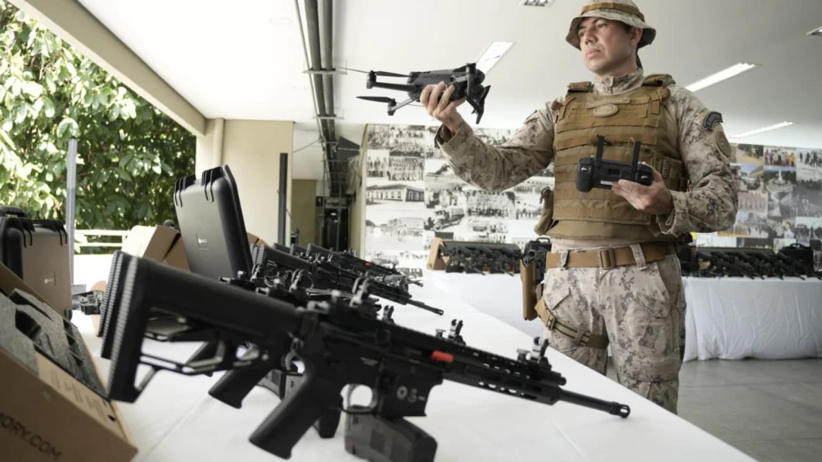 PM recebe 82 fuzis e 15 drones para força tática e patrulhamento rural no Ceará
