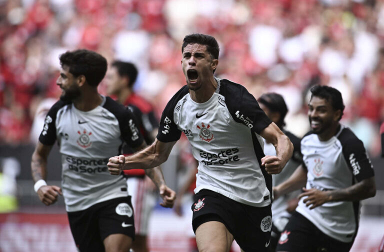 Corinthians derrota o Flamengo e conquista o bicampeonato da Supercopa Rei
