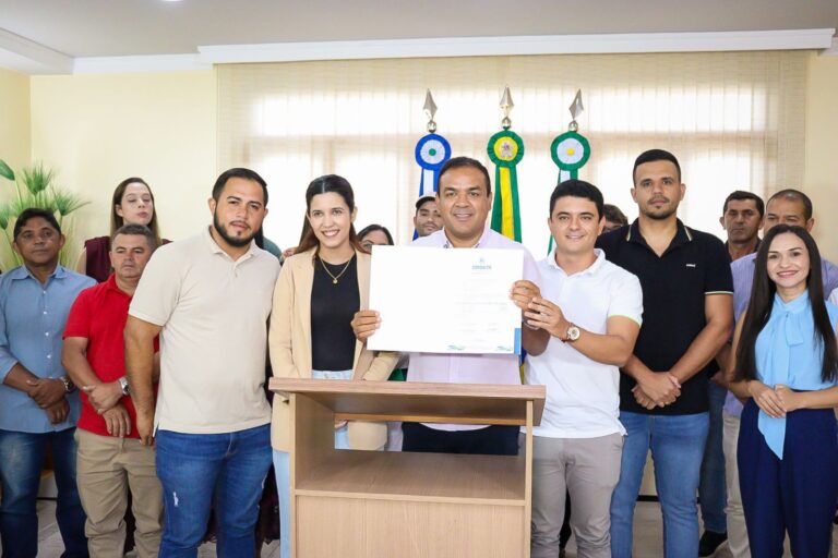 Prefeito Ronilson Oliveira assina ordem de serviço para construção de 25 unidades habitacionais em Croatá