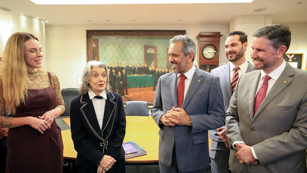 Ministra Cármen Lúcia recebe título de Cidadã Cearense na Assembleia Legislativa