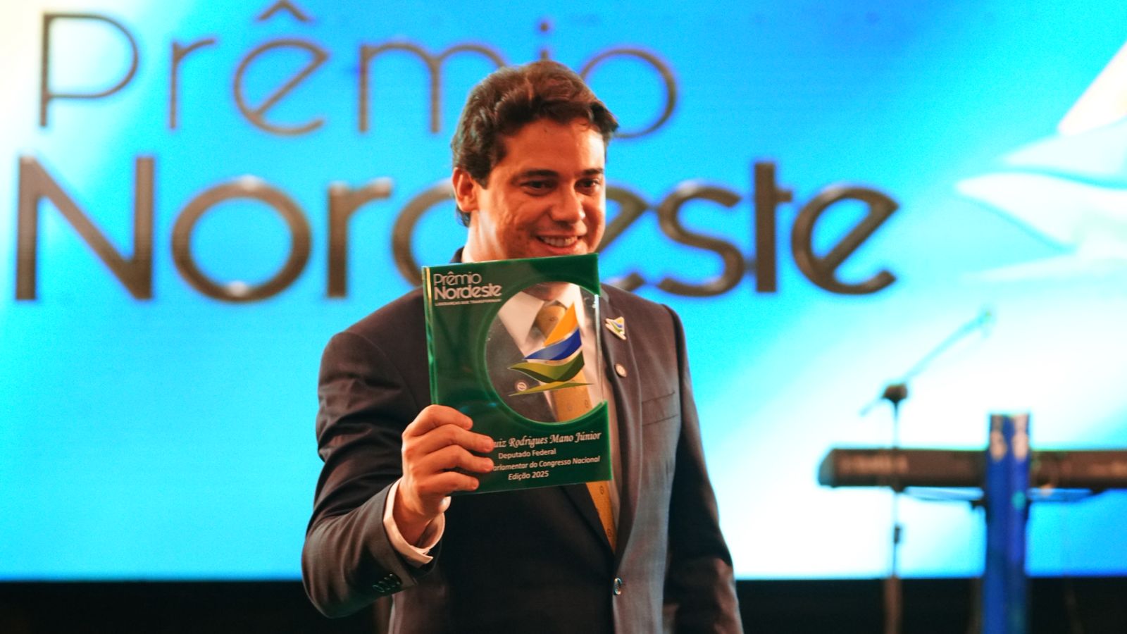 Dep. Júnior Mano recebe prêmio de melhor deputado do Ceará