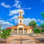 Jovem morre eletrocutada ao usar celular carregando no Ceará