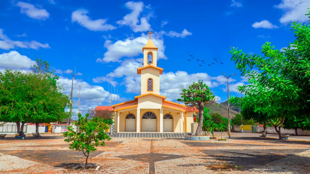 Jovem morre eletrocutada ao usar celular carregando no Ceará