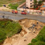 Cratera se abre na CE-025 em Aquiraz e deixa vítimas