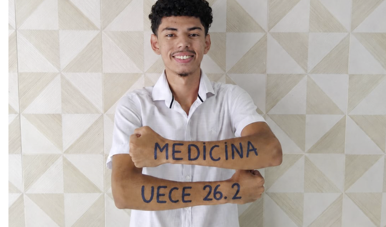 Ex-aluno da EEEP Dário Catunda Fontenele é aprovado em Medicina na UECE