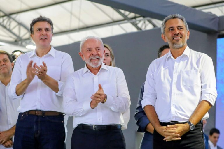 Camilo Santana traça roteiro para percorrer os 184 municípios e reforçar campanha de Lula e Elmano no Ceará