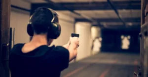 Read more about the article Comissão do Senado analisa porte de arma para mulheres sob medida protetiva
