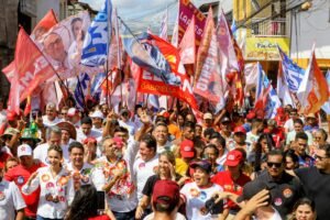 Read more about the article Elmano 13, em caminhada no bairro Genibaú, em Fortaleza: “Ceará tem, hoje, a menor taxa de desemprego da história”