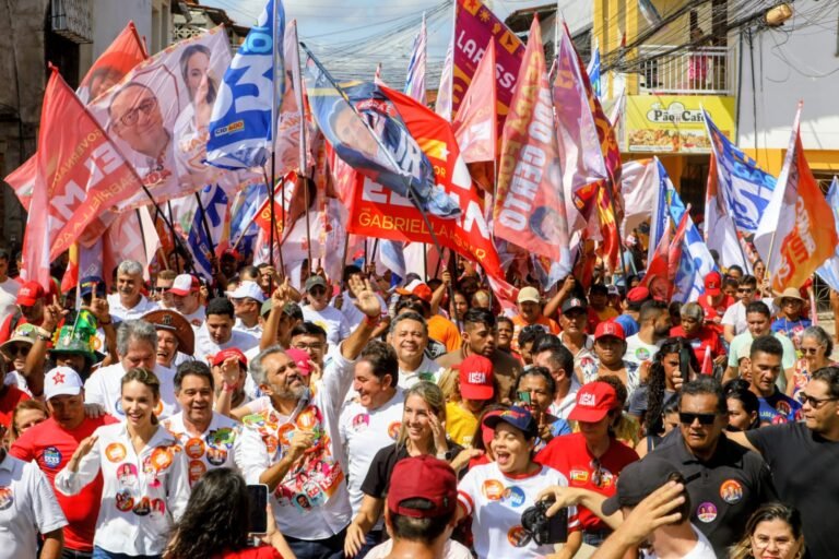 Elmano , em caminhada no bairro Genibaú, em Fortaleza: “Ceará tem, hoje, a menor taxa de desemprego da história”