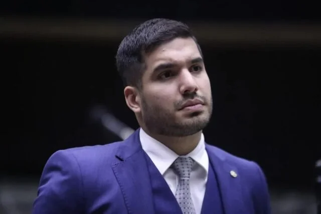 Justiça Eleitoral multa André Fernandes por descumprir decisão judicial relacionada ao candidato Elmano de Freitas