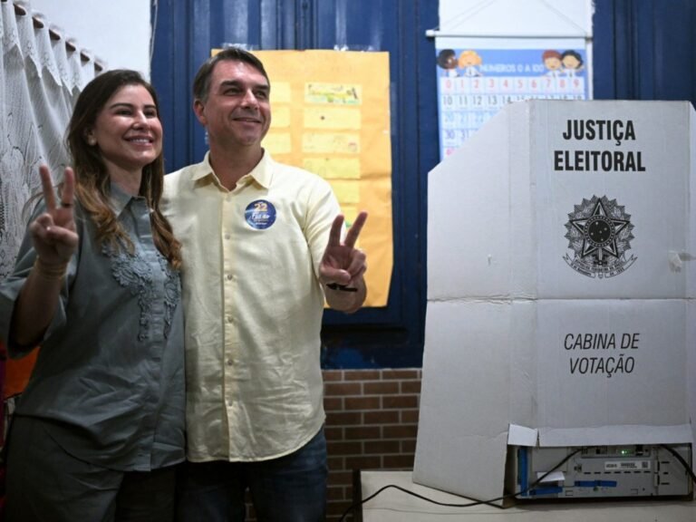 Flávio Bolsonaro vota no segundo turno das eleições presidenciais