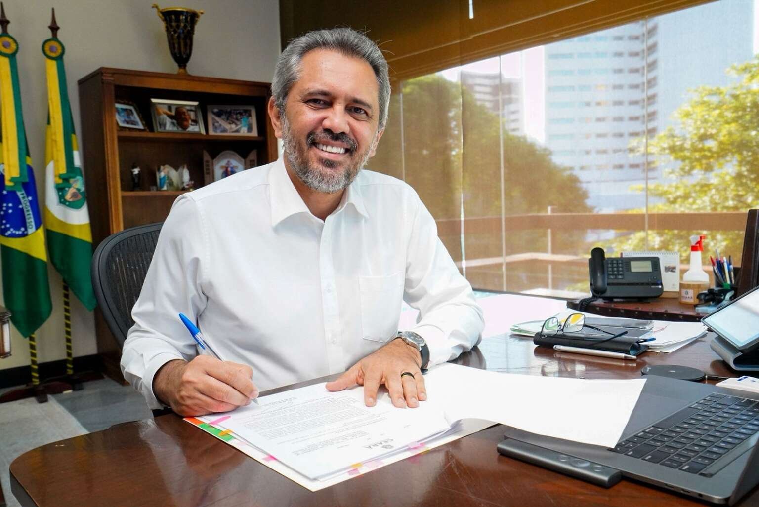 Dia do Servidor: Elmano decreta feriadão com salário na conta