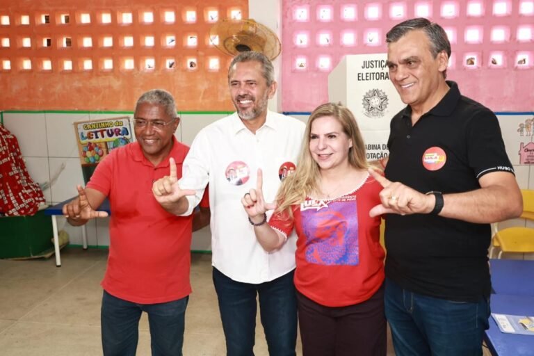 Governador Elmano de Freitas vota em Caucaia e destaca defesa da democracia