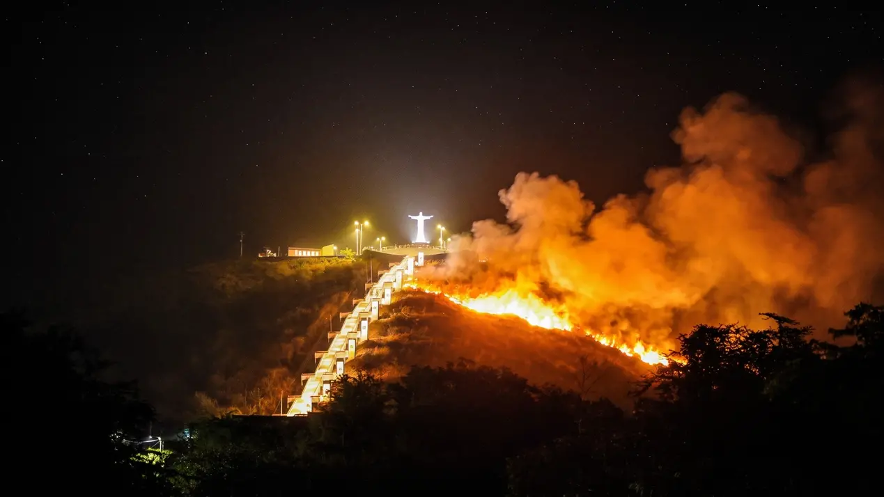 Incêndio atinge vegetação no Alto do Cristo Redentor, em Ipueiras, no CE